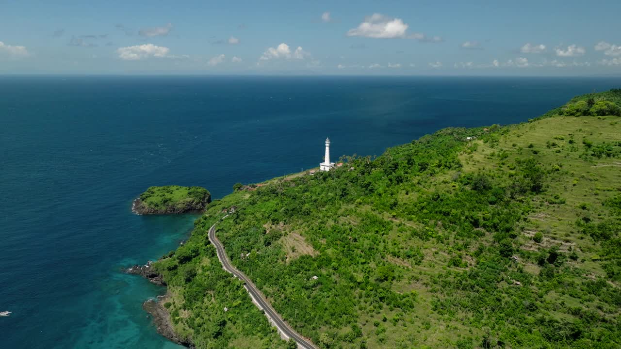 海洋灯塔坐落在悬崖上，鸟瞰图令人惊叹视频素材