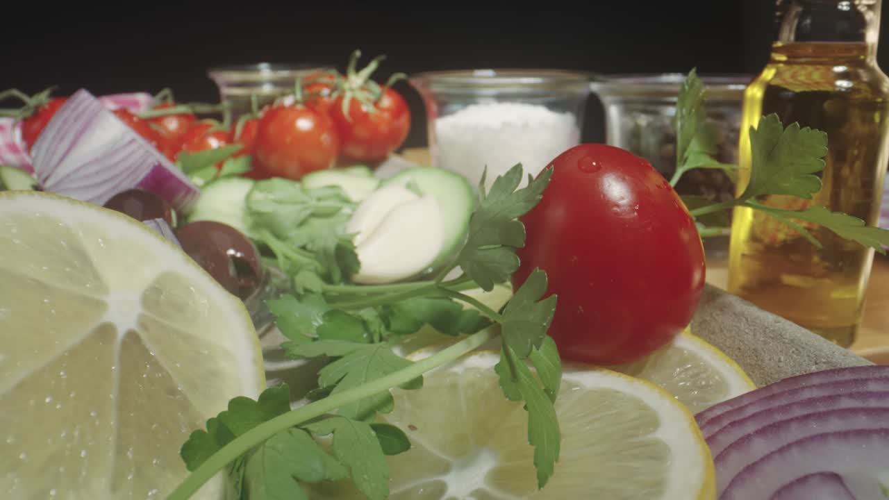 健康美食场景用圣女番茄、黄瓜、洋葱、香菜和油，微距探头镜头拍摄视频素材