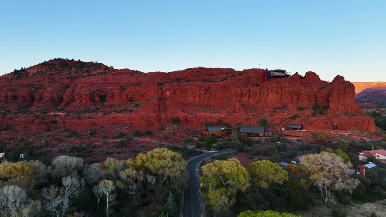 风景秀丽的红岩山脉塞多纳在亚利桑那州-空中无人机拍摄视频素材