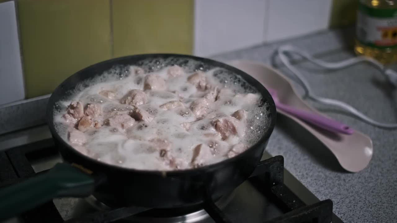 鸡肉烹饪炉，家庭厨房视频素材