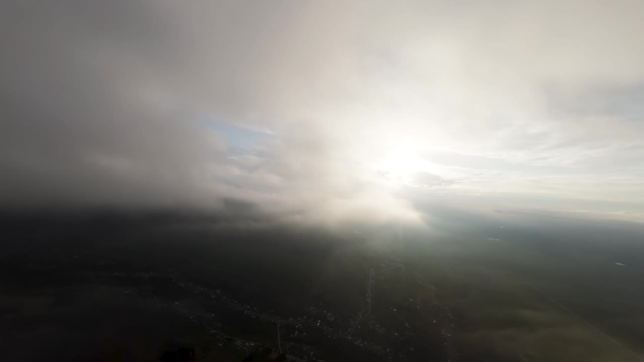 日落时，一架喷气式飞机飞进积雨云的驾驶舱，这是一幅独特的景色。FPV固定翼视图。在真正的云中飞行视频素材