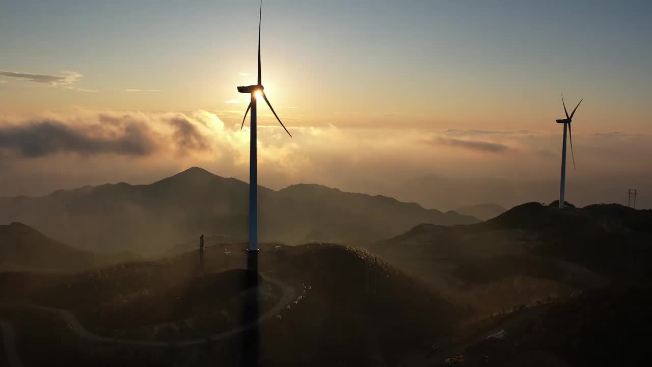 夕阳下的风力涡轮机和云层的航拍视频视频素材