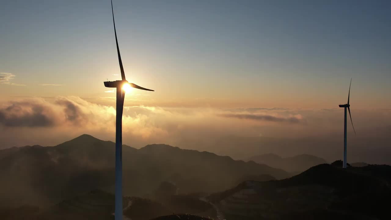 夕阳下的风力涡轮机和云层的航拍视频视频素材