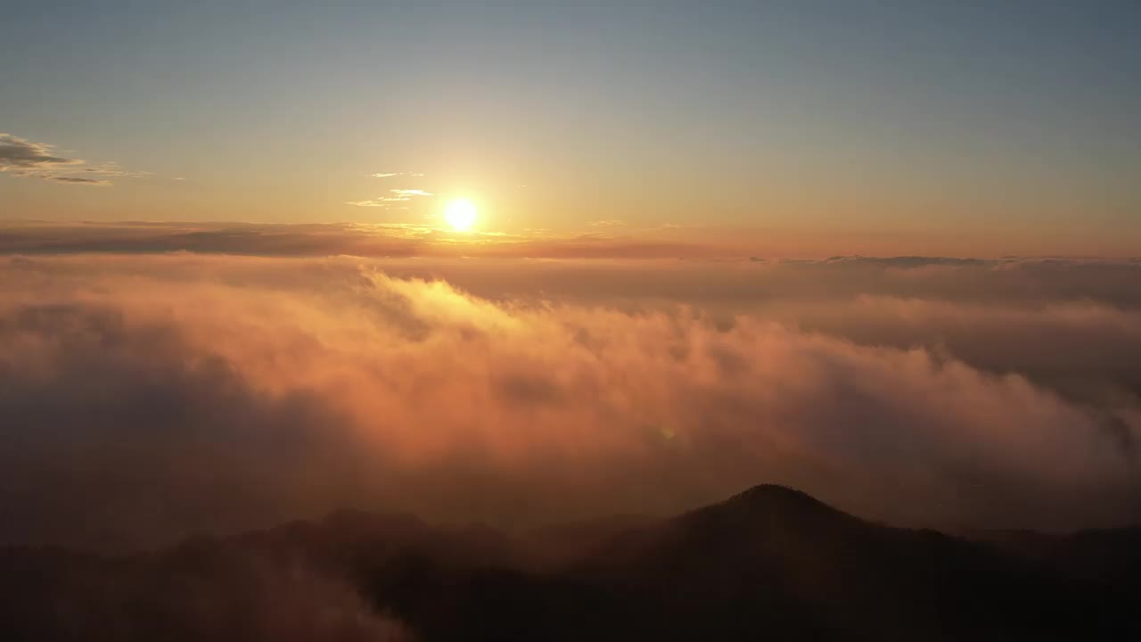 日落下山顶云海的航拍视频视频素材