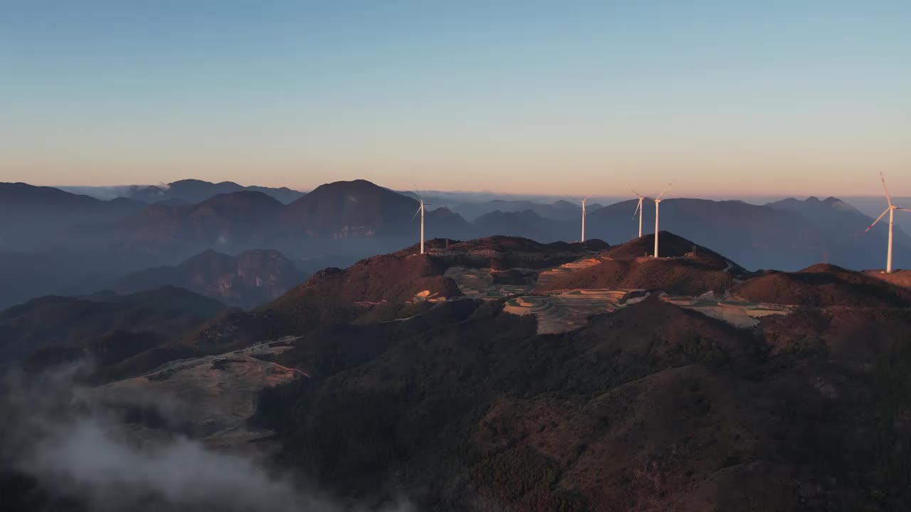 黄昏时分山顶风力涡轮机的航拍视频视频素材