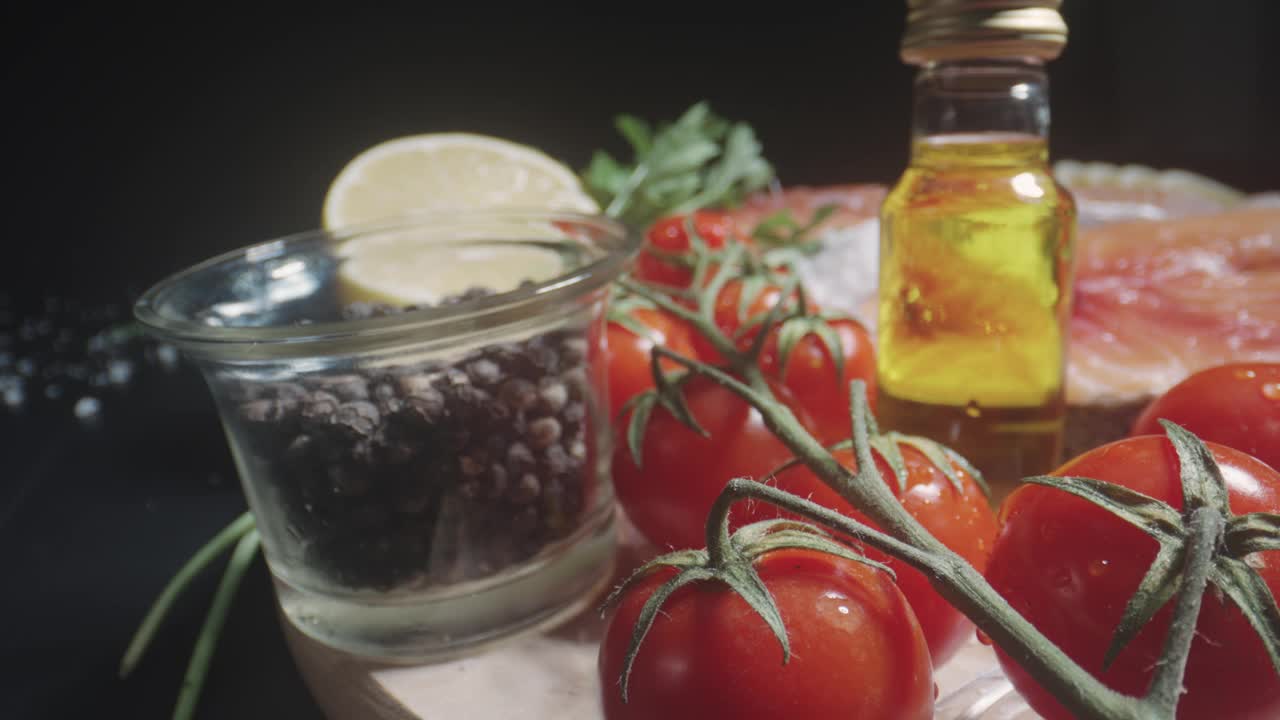 厨房餐桌上黑色背景下的生有机樱桃番茄。排毒饮食概念视频素材