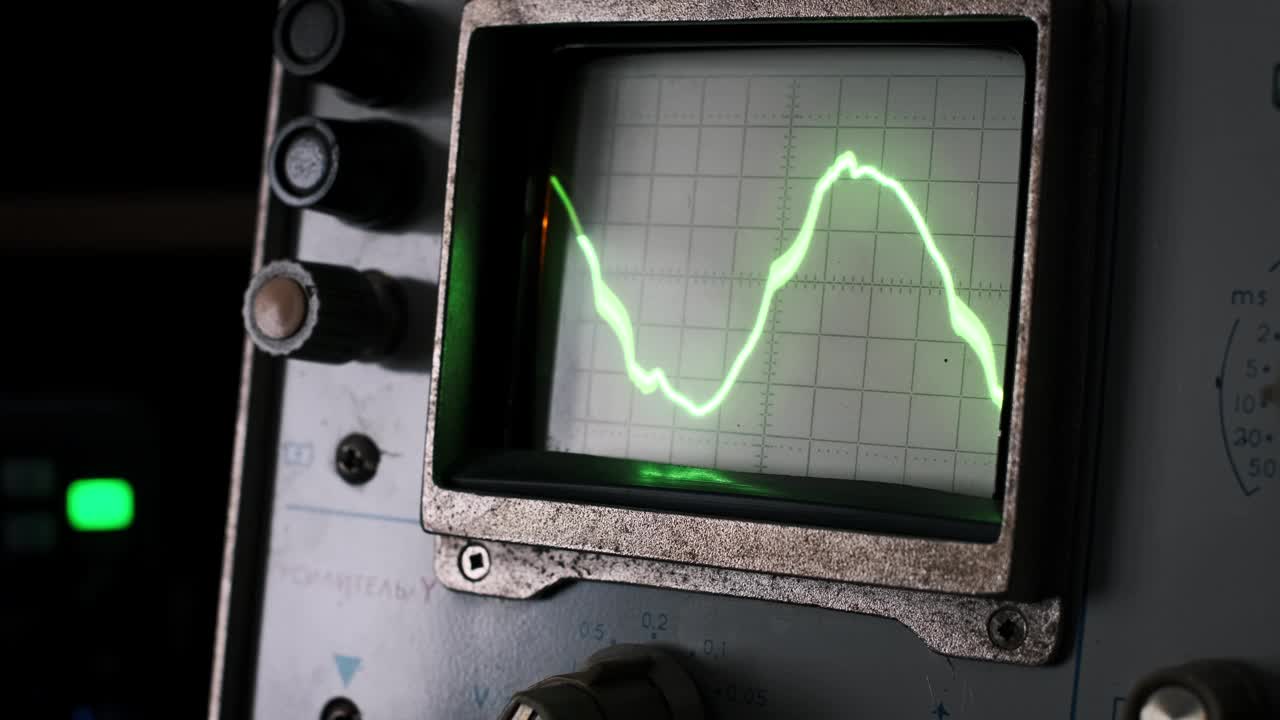 示波器屏幕上的动态波形视频素材