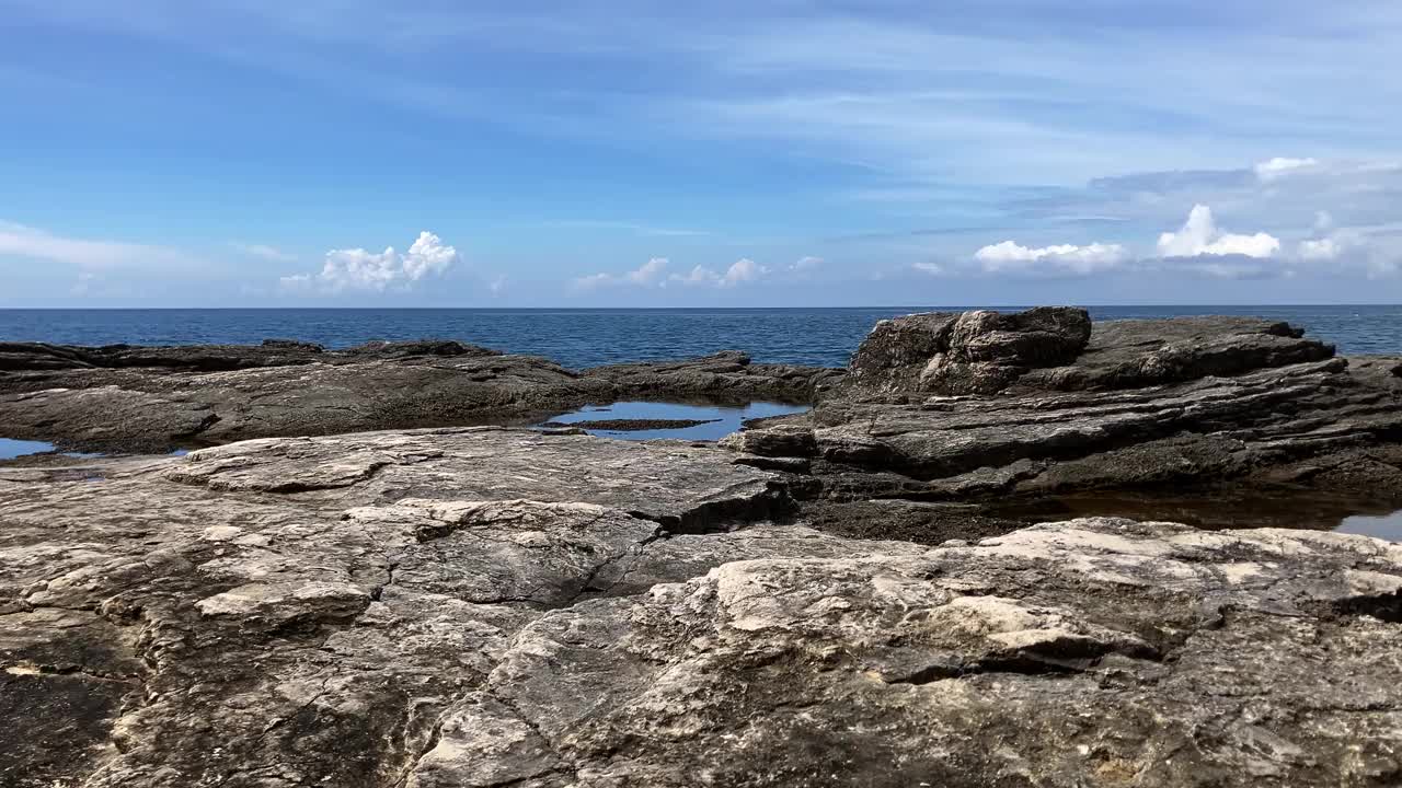 克罗地亚的海滩。多岩石的海岸线。视频素材