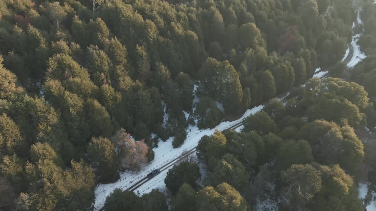 小货车驶过巴塔哥尼亚安第斯山脉的秋天森林视频下载