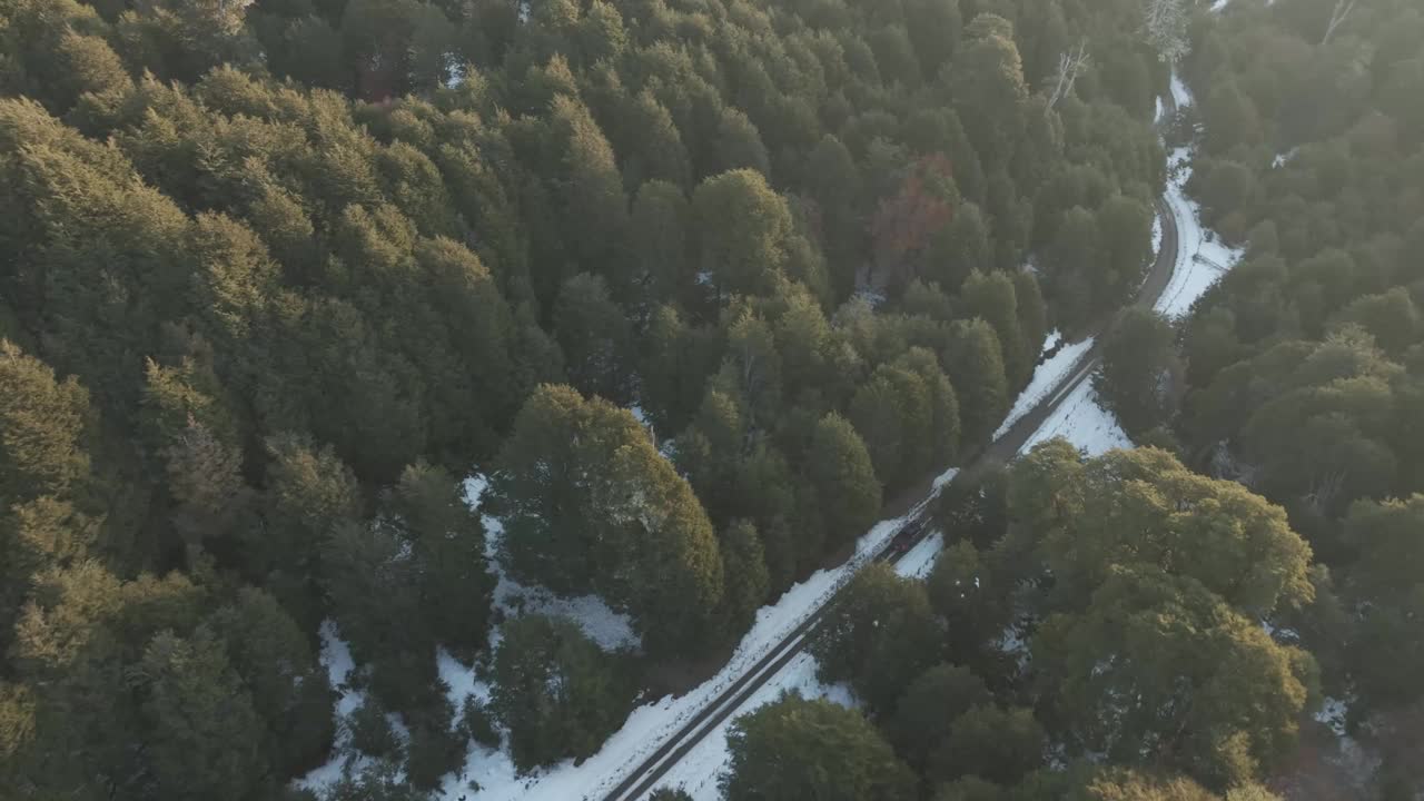 小货车驶过巴塔哥尼亚安第斯山脉的秋天森林视频下载