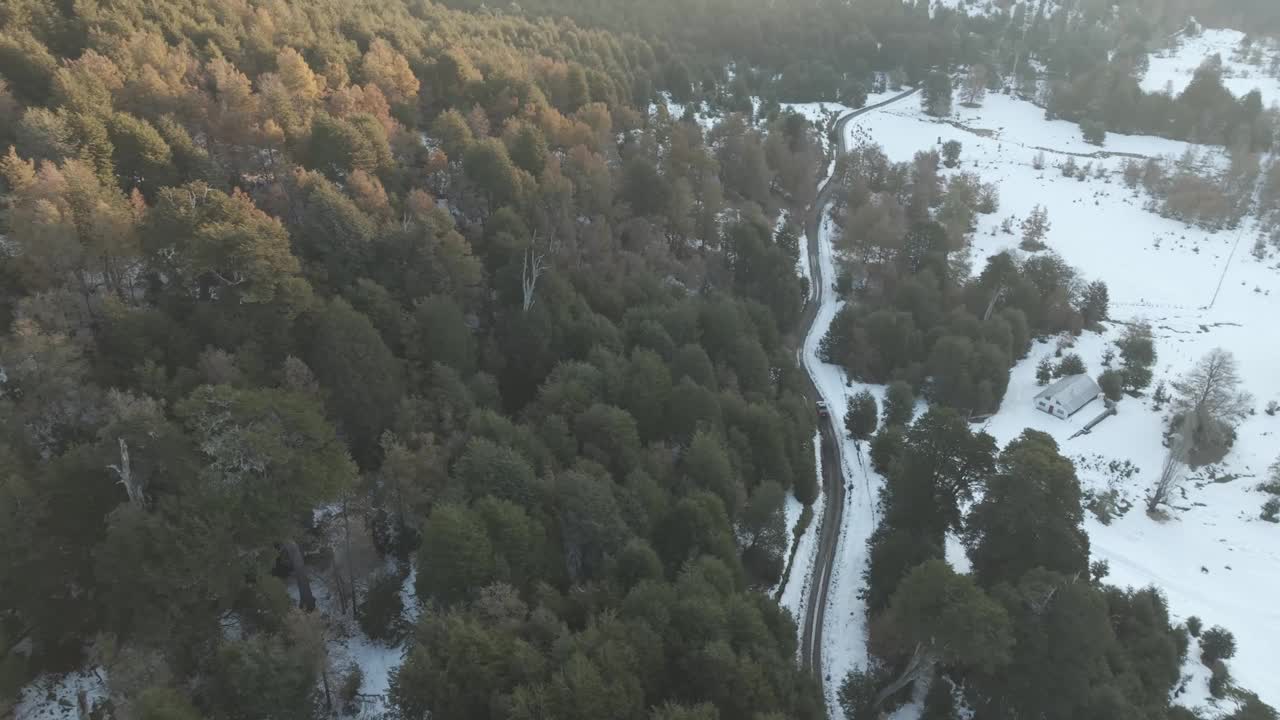 小货车驶过巴塔哥尼亚安第斯山脉的秋天森林视频下载