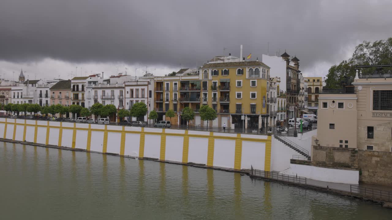 塞维利亚住宅建筑滨水河与多云的天空视频素材