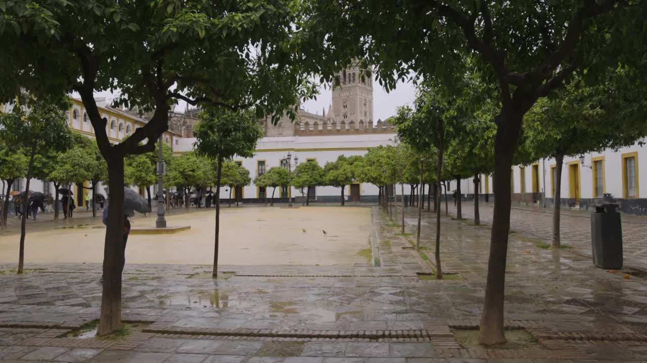 西班牙塞维利亚的天井德班德拉斯，阴天下着雨视频下载