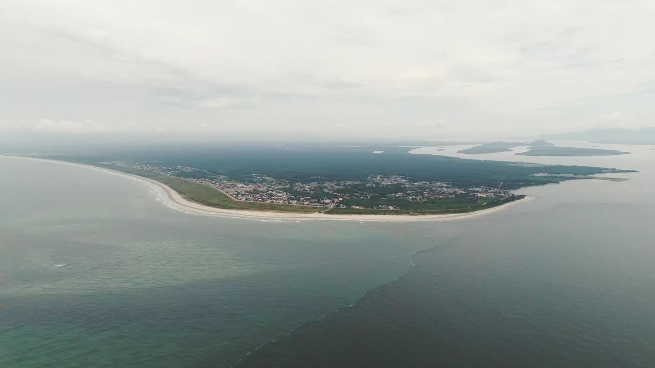 大西洋海岸鸟瞰图，Pontal do Sul社区，巴拉那瓜湾，巴拉那<e:1>，巴西，无人机4k。视频素材