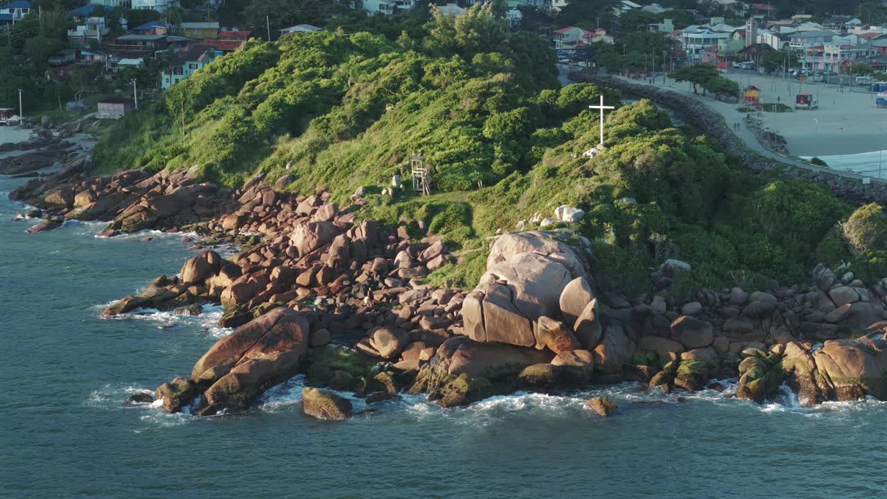 Barra da Lagoa岩石海岸线上的天然水池鸟瞰图，巴西圣卡塔琳娜岛Florianópolis的美丽景观。4k无人机。视频素材