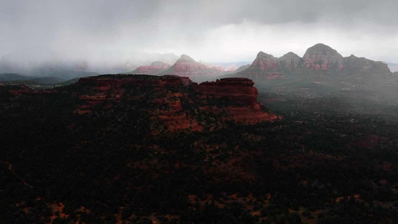 在塞多纳的红色岩石景观，亚利桑那州在一个雨天-无人机拍摄视频素材