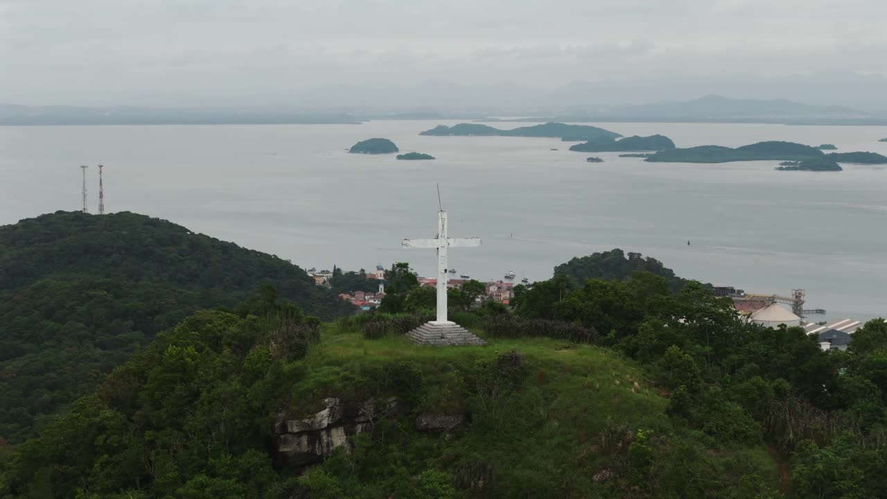 从巴西南<s:1>圣弗朗西斯科州的莫罗达克鲁兹鸟瞰巴比通加湾岛屿。无人机4 k视频素材