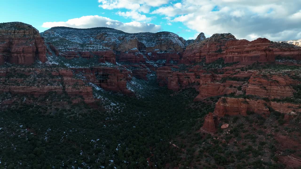 亚利桑那州塞多纳的红岩山脉鸟瞰图。视频素材