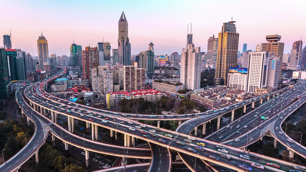 移动延时:高速公路鸟瞰图，繁忙的城市高峰时段交通拥堵的高速公路。视频素材