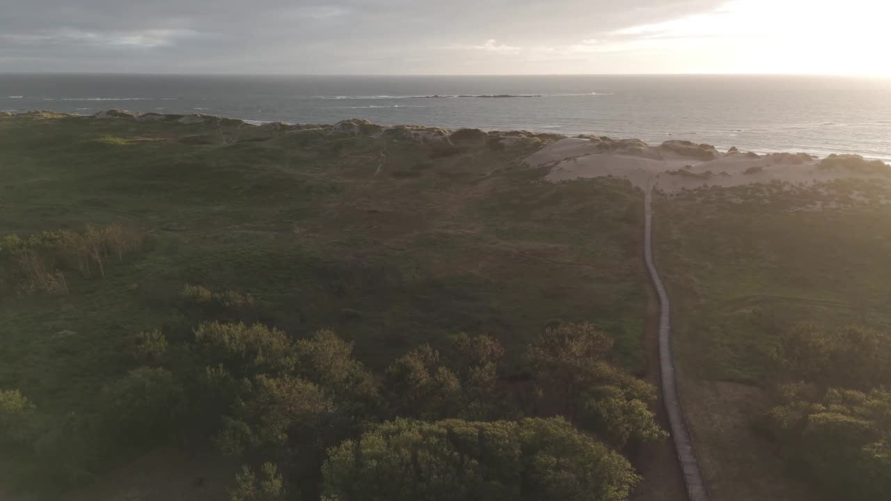 鸟瞰奥菲尔海滩沙丘和海洋在Esposende，葡萄牙视频素材