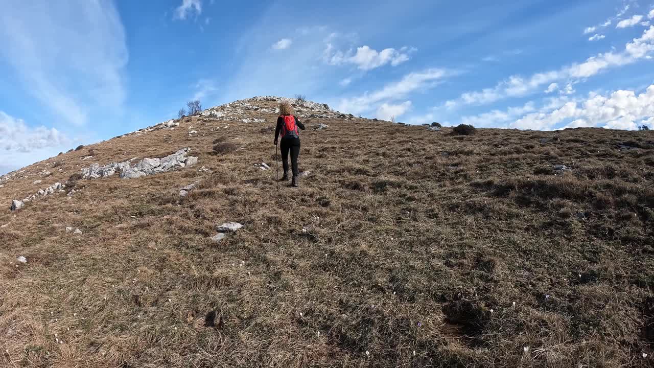 在山上徒步旅行的成熟女人视频素材