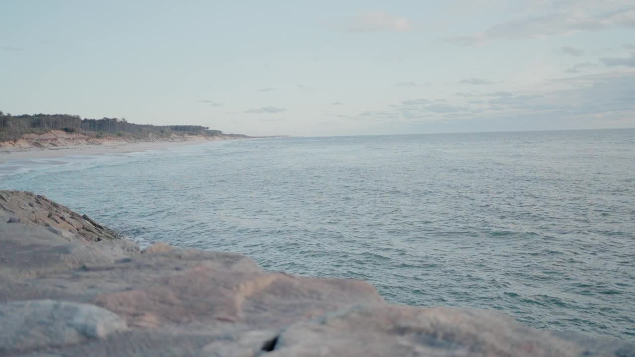 葡萄牙奥瓦尔海滩的广阔视野，海浪和遥远的海岸线。视频素材