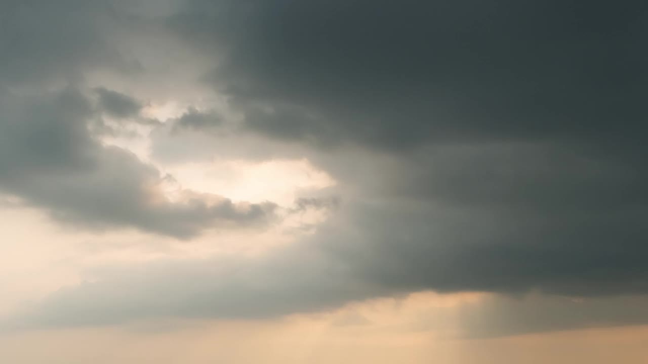 戏剧性的天空与风暴云在一个阴天的海洋时间流逝。视频素材