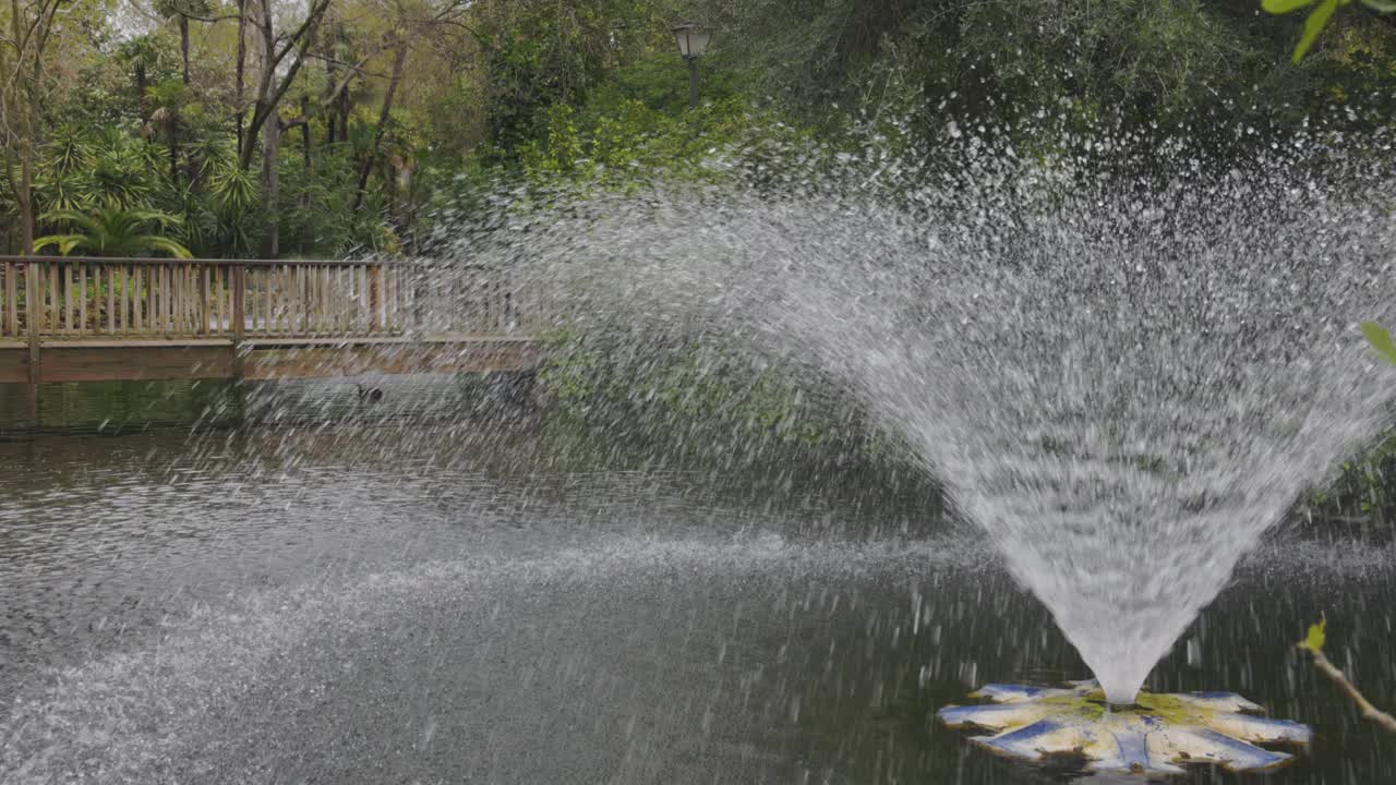 塞维利亚玛丽亚路易莎公园的喷泉溅起水花视频素材