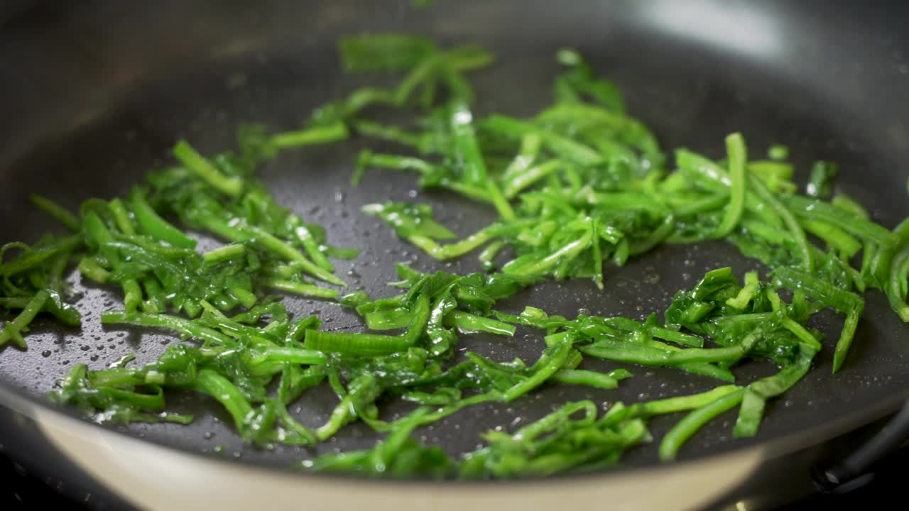 用煎锅煮刚切好的菠菜视频下载