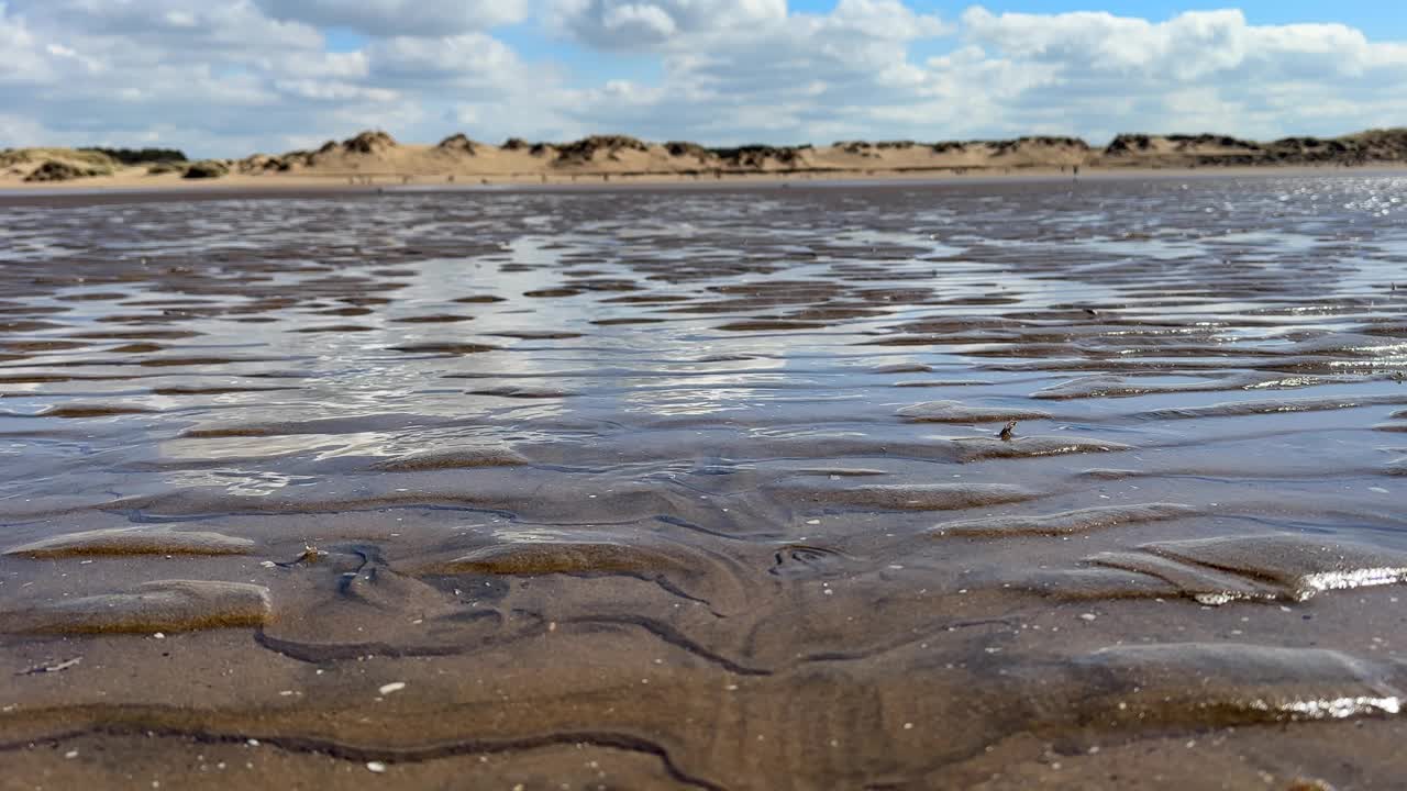 海床、海滩和远处的沙丘向上倾斜。视频下载