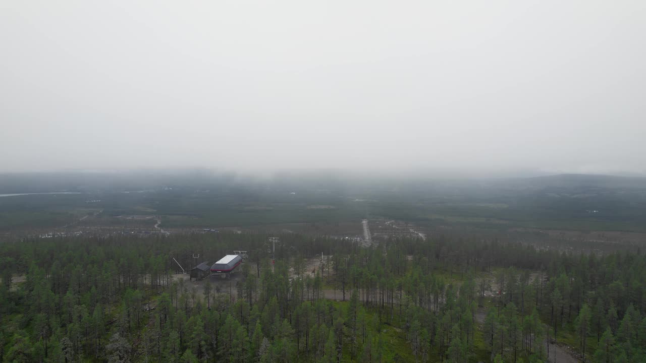 在夏季雾天的Idre Fjäll度假村乘坐滑雪缆车飞越山顶视频素材