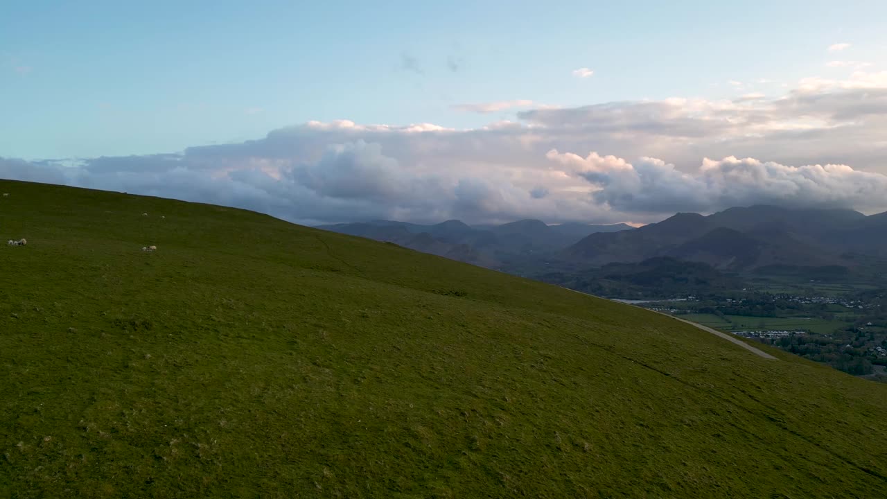 英国坎布里亚郡Keswick和Derwentwater的4k航拍画面视频素材