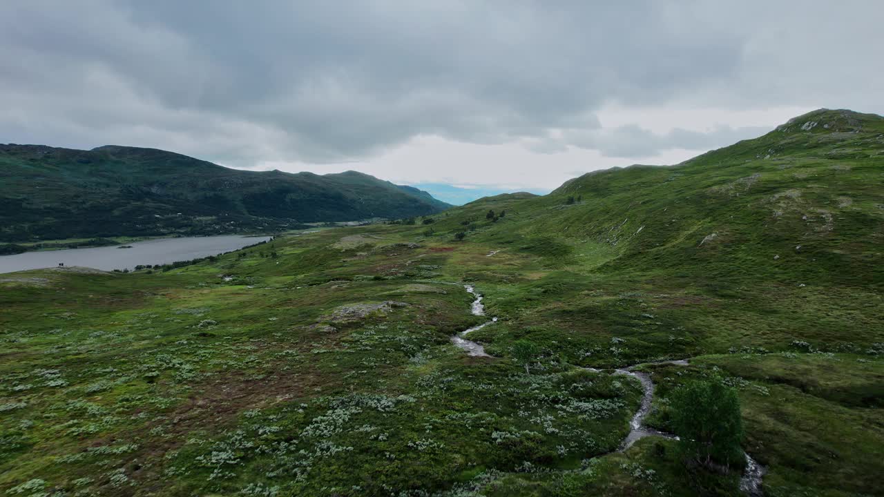 鸟瞰山溪在下午从挪威山腰流下视频素材