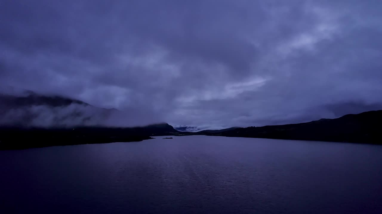 在挪威奥普达尔的Skarvatnet湖上空飞行视频素材