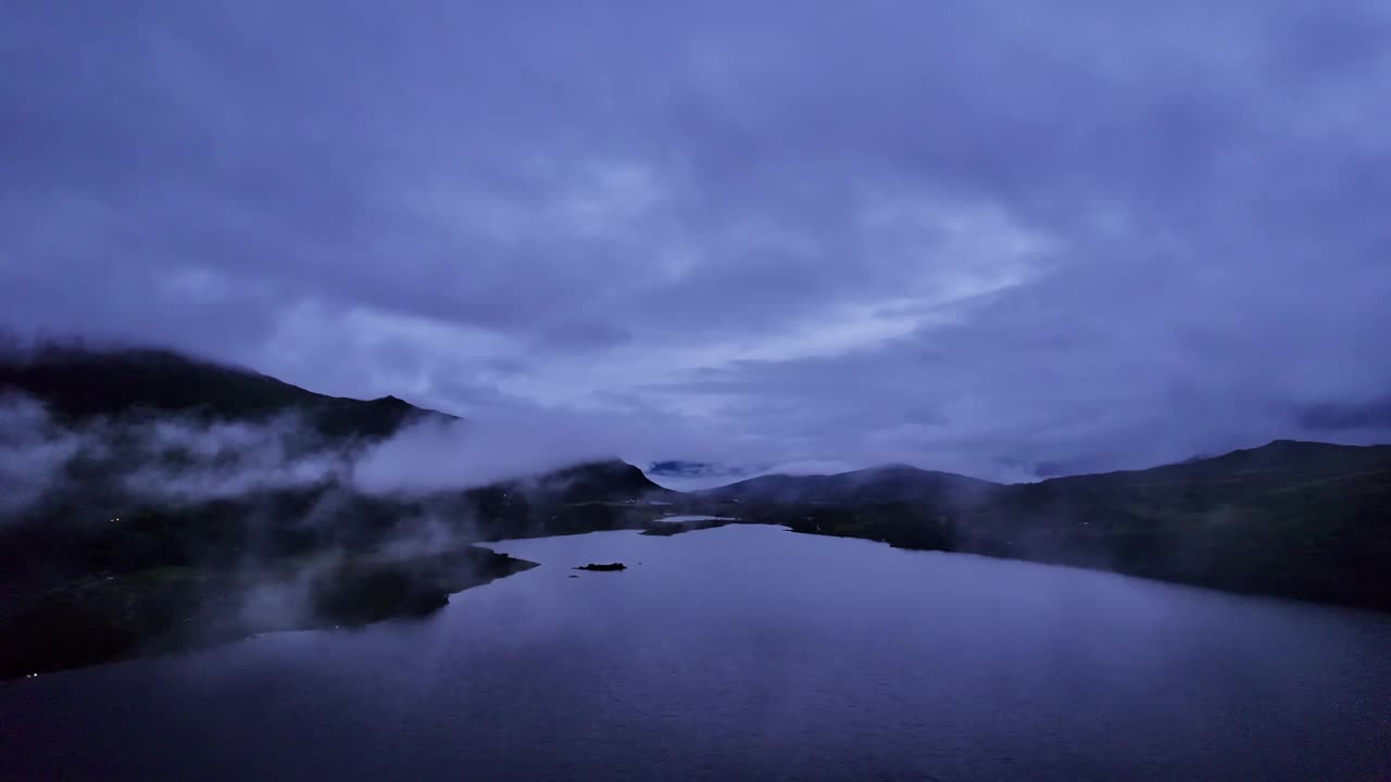 鸟瞰Skarvatnet湖和黑暗山脊在奥普达尔，挪威的夜晚视频素材