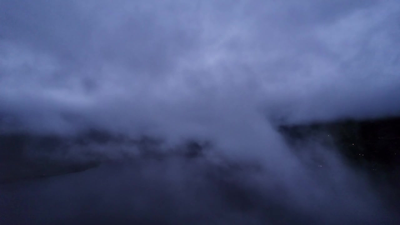 穿越挪威山湖峡湾上空的夜间层云视频素材