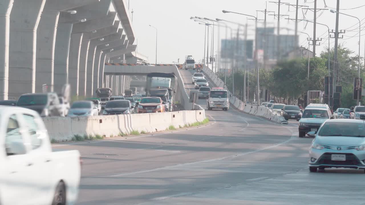 高速公路高峰时段的交通。视频素材