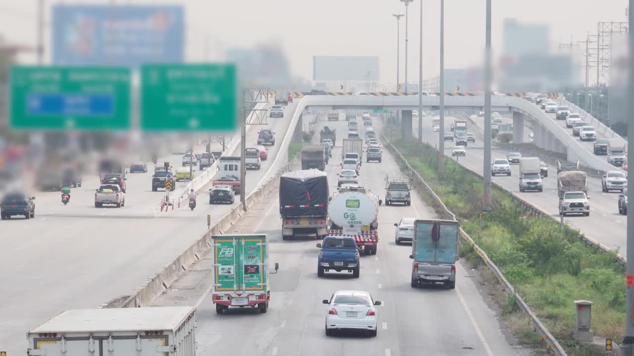 高速公路高峰时段的交通。视频素材