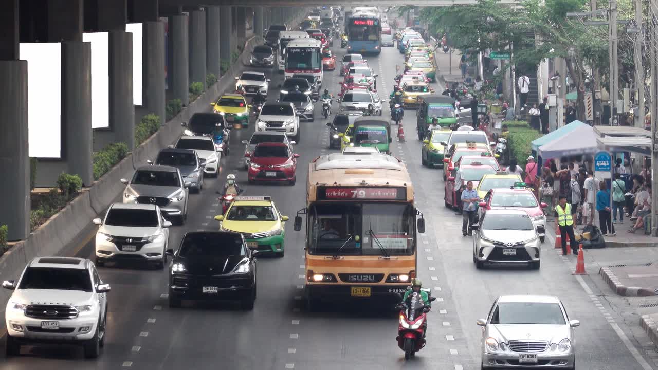 高速公路高峰时段的交通。视频素材