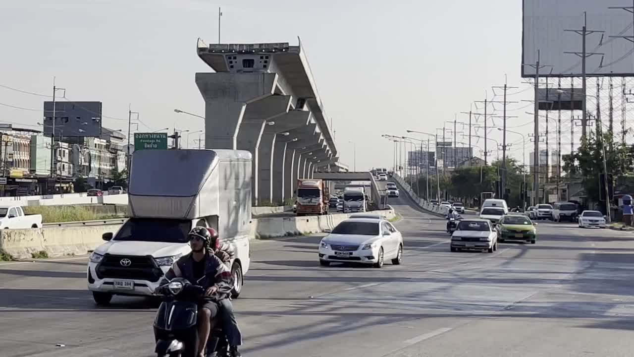 高速公路高峰时段的交通。视频素材