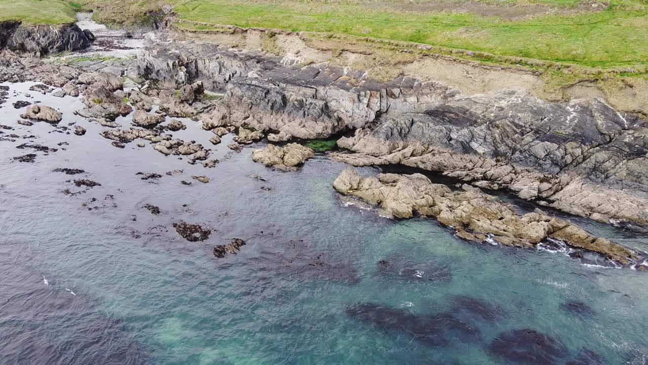 阳光明媚的日子里，布满岩石的海岸。风景如画的海景。美丽的海岸线。鸟瞰图，视频在全高清格式。视频素材