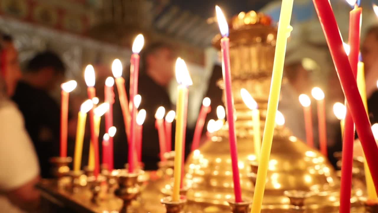 教堂里蜡烛明亮地燃烧着，背景是人群视频素材