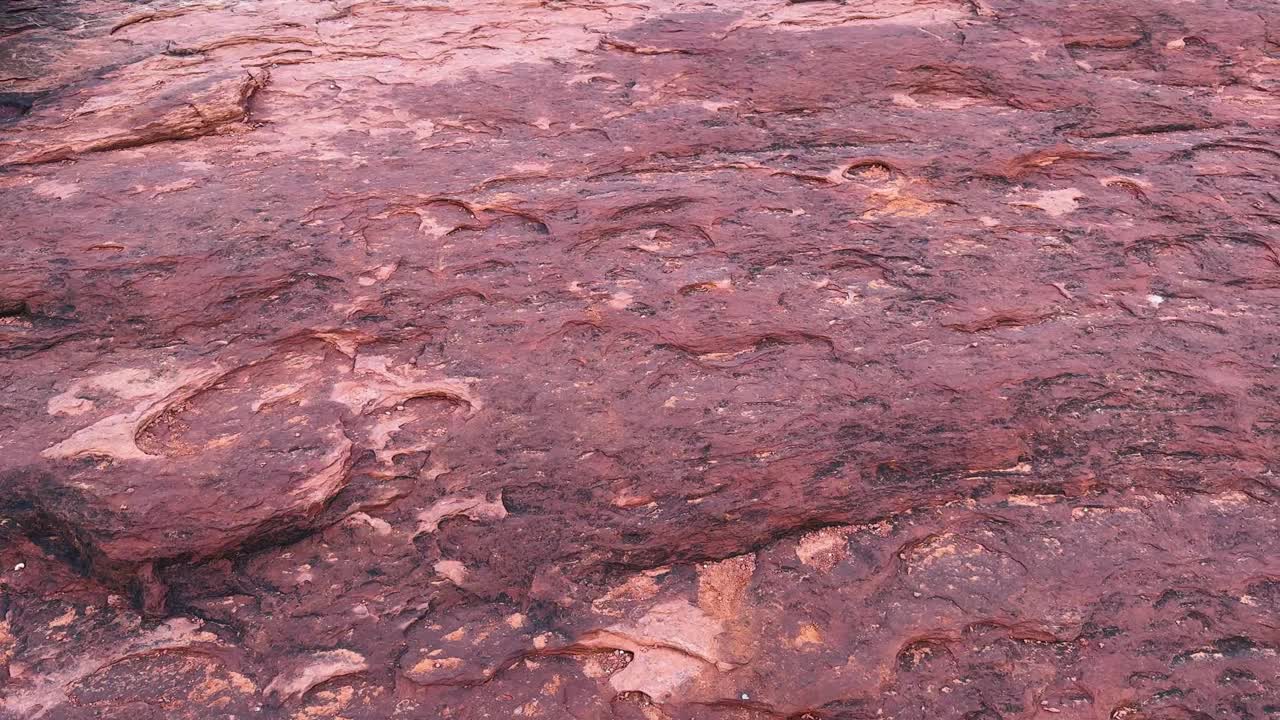 红色岩石斜坡与山的背景视频素材