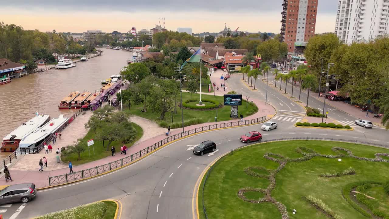 阿根廷Tigre港口码头全景。摄像机缓缓飞过视频素材