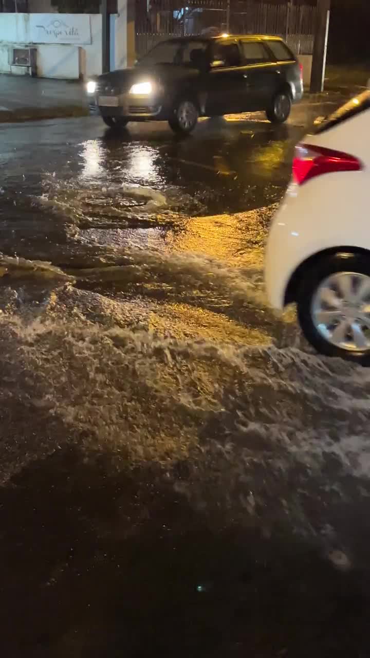 晚上铺砌的街道上的人孔里满是水视频素材