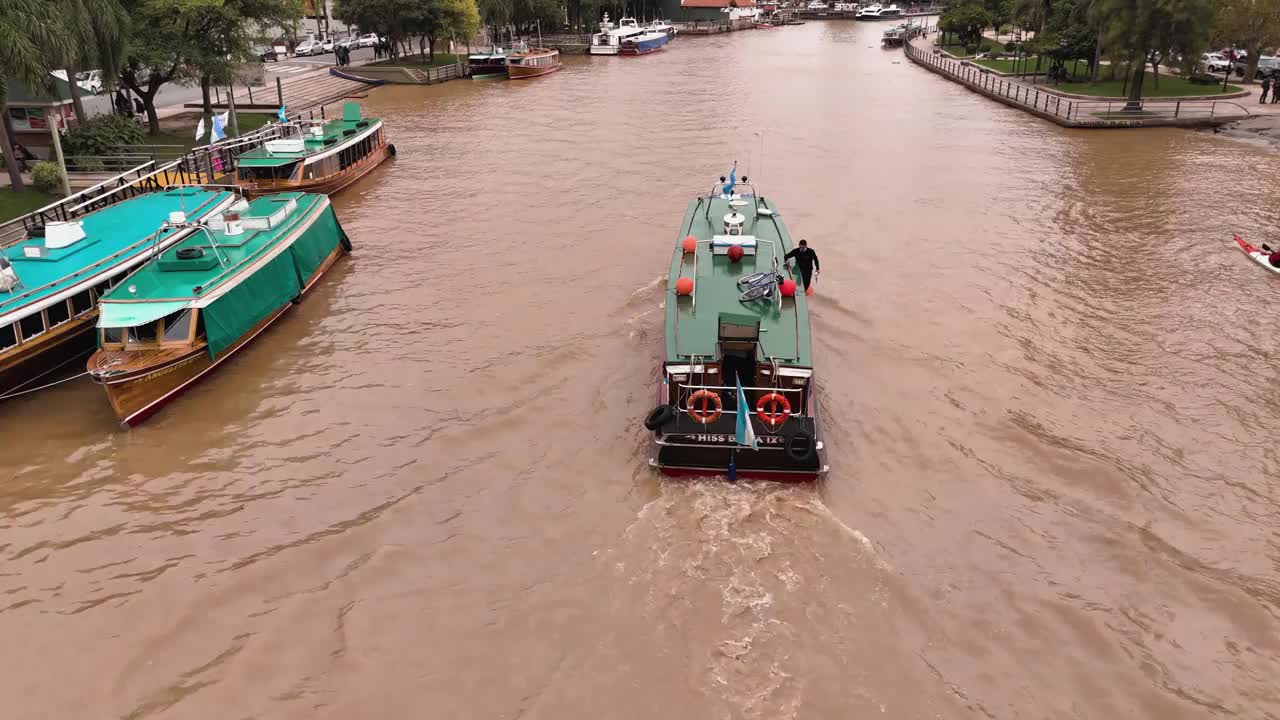 大型船只进入虎港码头。航空摄像机从后面跟踪它视频素材