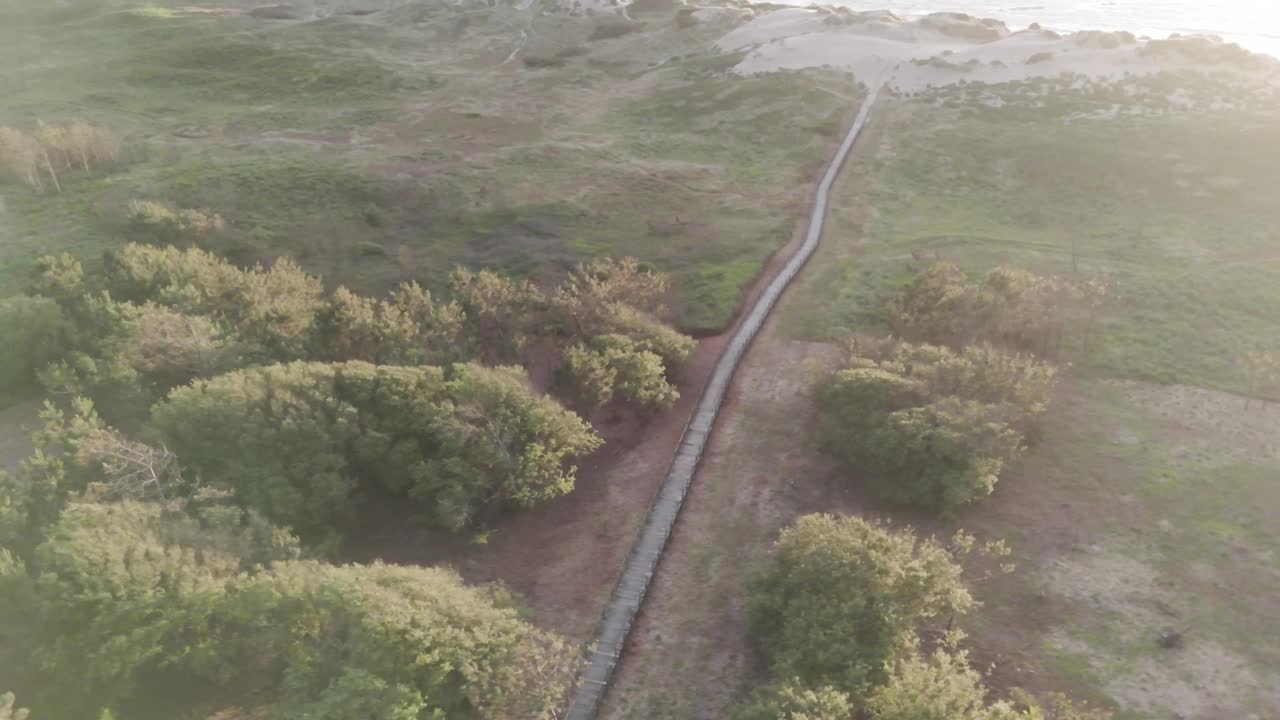 鸟瞰沙丘和海岸线在欧菲尔海滩在Esposende，葡萄牙。视频素材