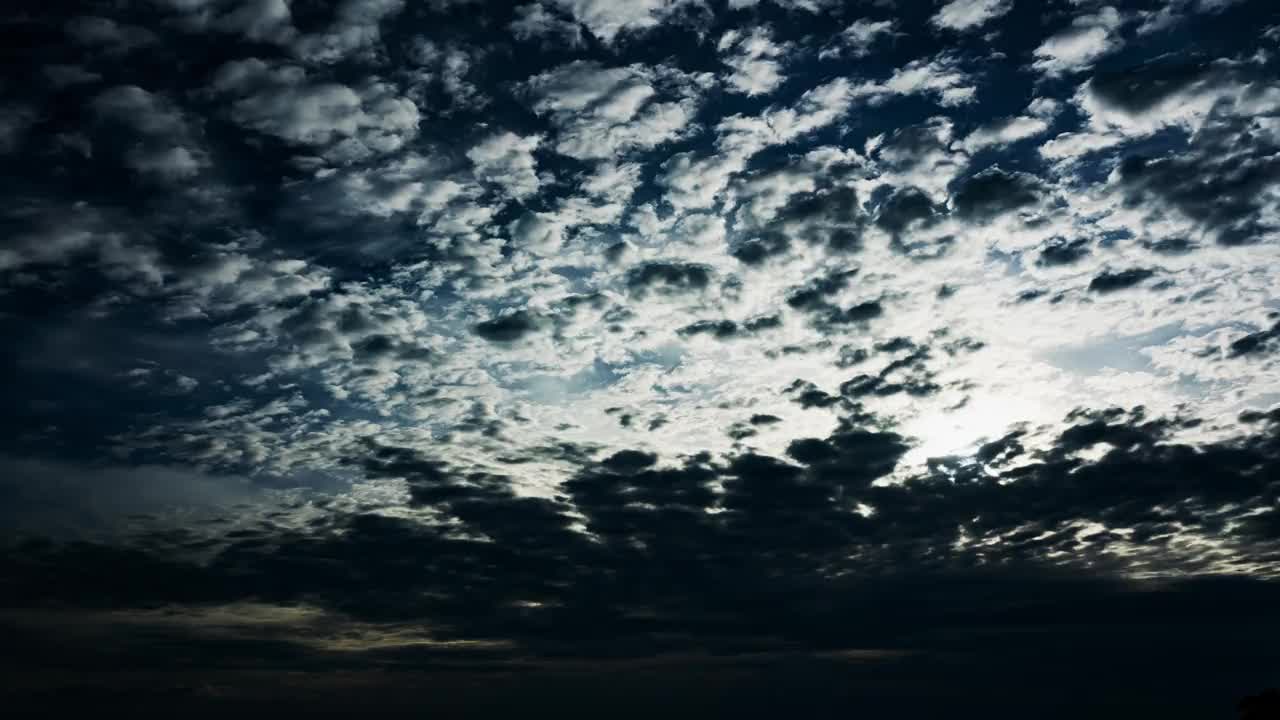 海上的风暴云和雨的延时镜头黑暗的风暴云通过视频延时视频素材