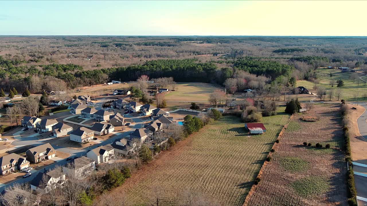 从南卡罗来纳郊区住宅区的美国城镇住宅俯瞰视频素材