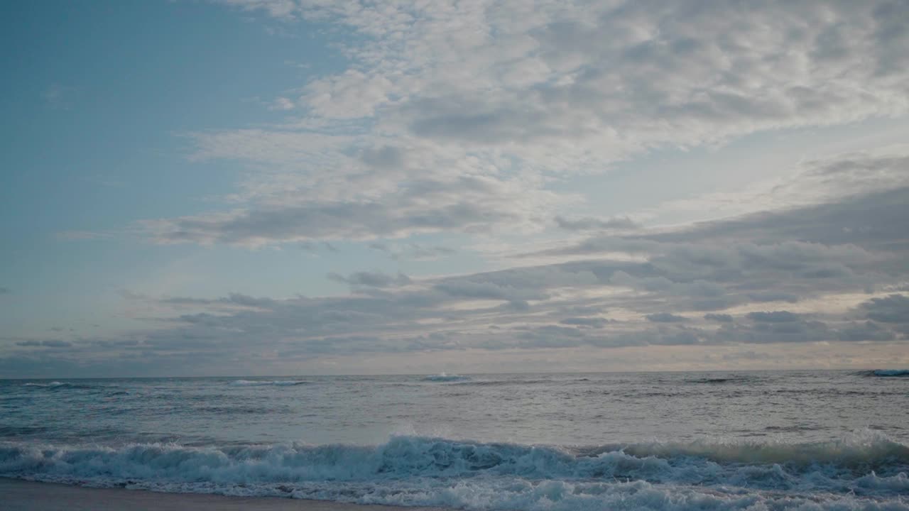 日落时平静的大海和美丽多云的天空视频素材